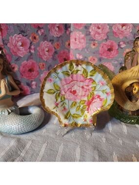 DECOUPAGE PINK FLOWERS ON A SCALLOPED SHELL